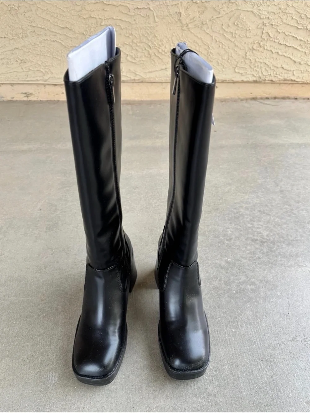 Bershka Classic Black Knee-High Women's Boots - Sleek Zip Design